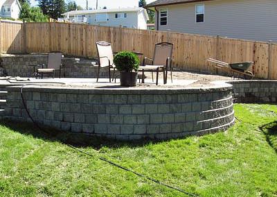 Curved Pisa wall with elevated patio