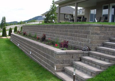 Nice planter area between walls