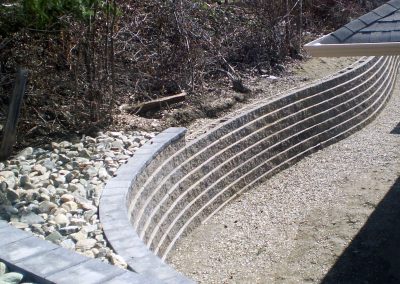 Nicely flowing retaining wall